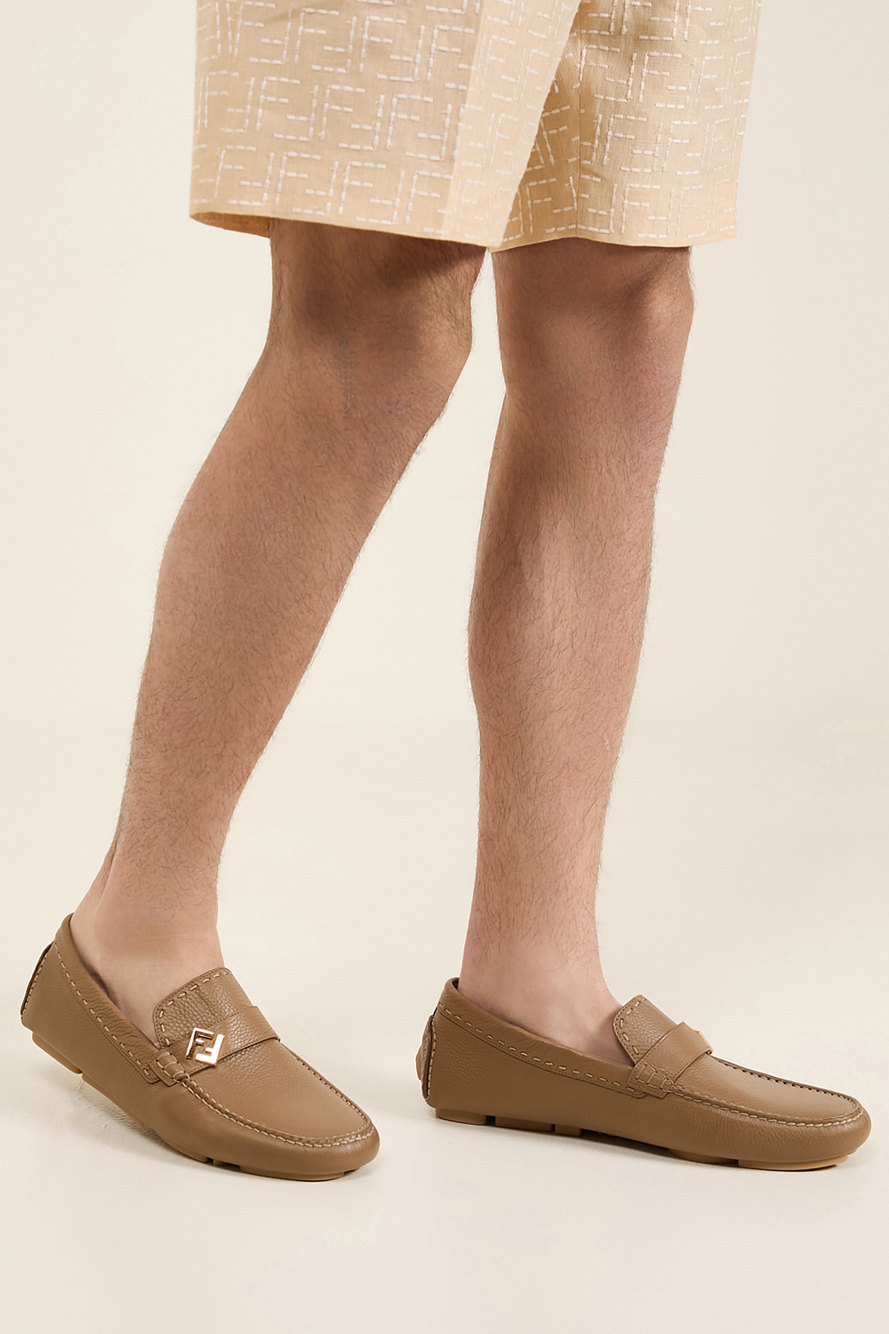 תמונת כל הלוק של נעלי מוקסינים